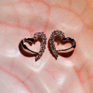 14k White Gold Diamond Heart Stud Earrings .12Ctw